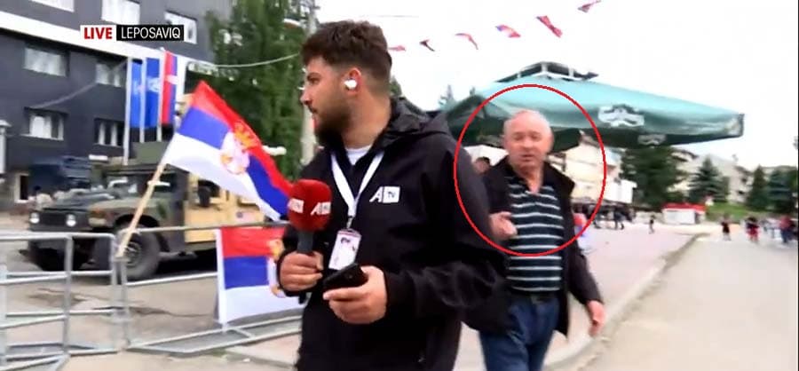 “Largohu nga këtu”, një qytetar serb i bërtet gazetarit të ATV-së derisa po raportonte live!