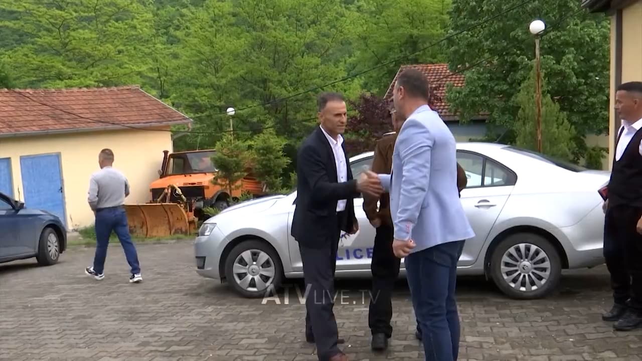 Kryetari i Leposaviqit, Lulzim Hetemi, betohet në sallën e arsimtarëve