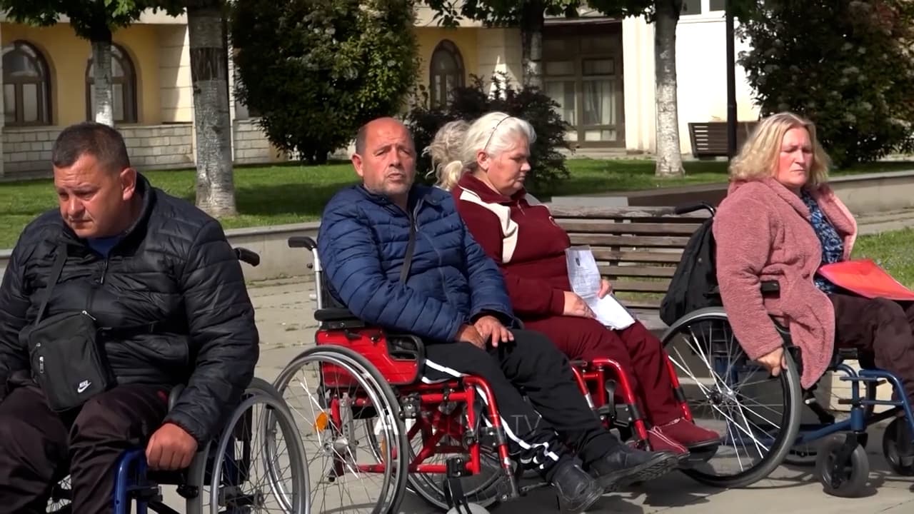 Personat me aftësi të kufizuara hyjnë në grevë, nga 375 euro sa merrnin tash po marrin vetëm 150