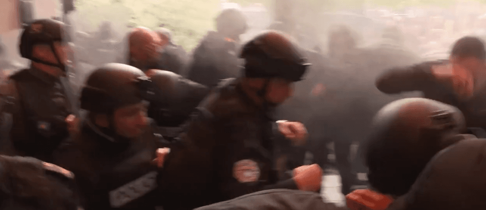 Policia përdor sprej për të zmbrapsur protestuesit në Zveçan