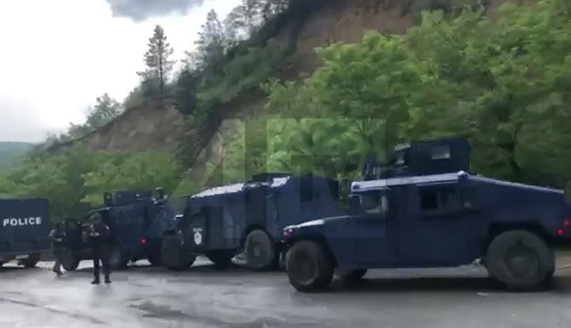 Autoblinda të shumta të Policisë në magjistralen Mitrovicë e Veriut – Leposaviq