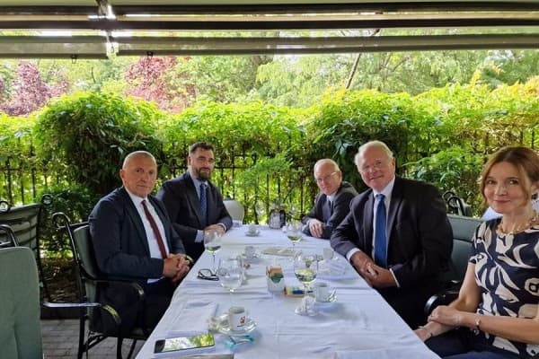 ​Pozita e vështirë e shqiptarëve në Luginë, Kamberi bisedon me ambasadorin Hill