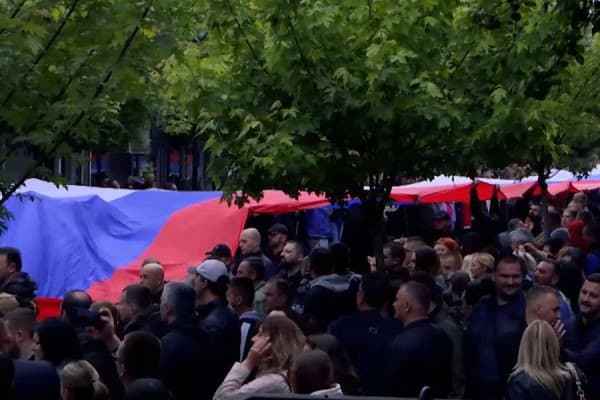 Protestuesit shpalosin një flamur gjigant të Serbisë në Zveçan