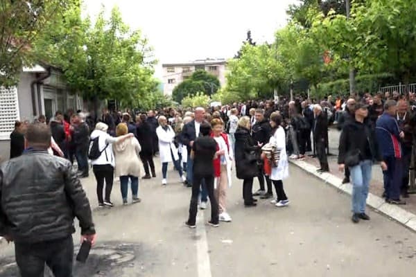 ​Mediat pengohen vazhdimisht nga protestuesit serbë në Zveçan