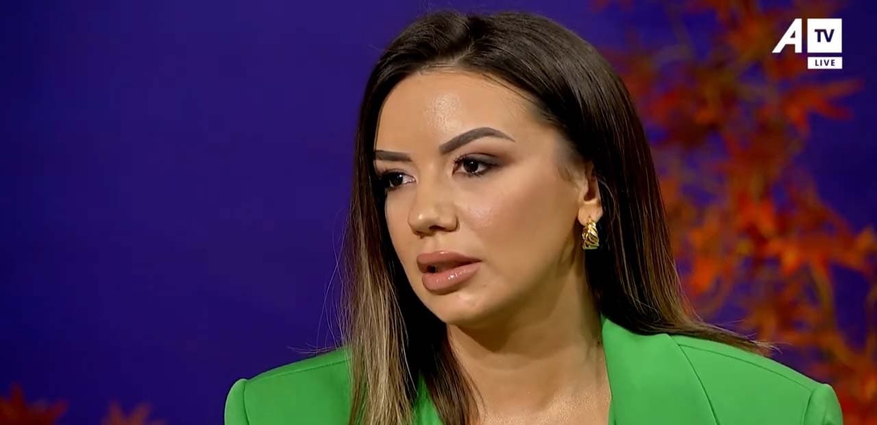 Në moshën 17 vjeçare e kuptoi se gruaja që e kishte rritur, nuk ishte nëna e saj biologjike