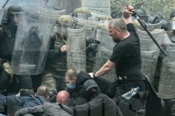 ​Shoferi i Igor Simiqit ndër më të dhunshmit në protestën ku u lënduan ushtarët e KFOR-it