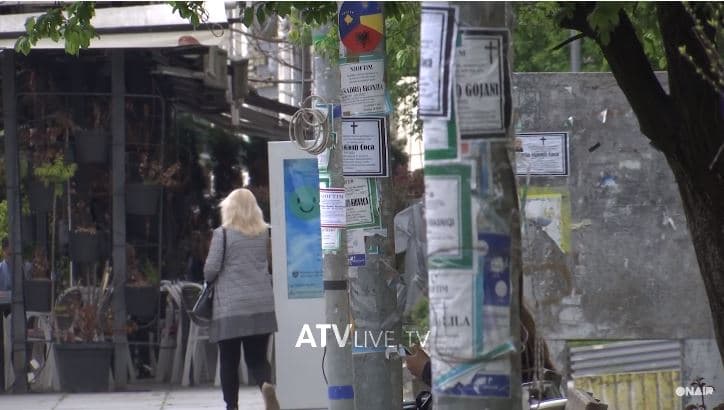 Njoftime mortore nëpër shtylla elektrike në kryeqytet