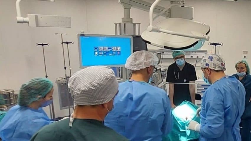 Për herë të parë në QKUK bëhet thyerja laserike e gurëve në traktin urinar tek një fëmijë trevjeçar