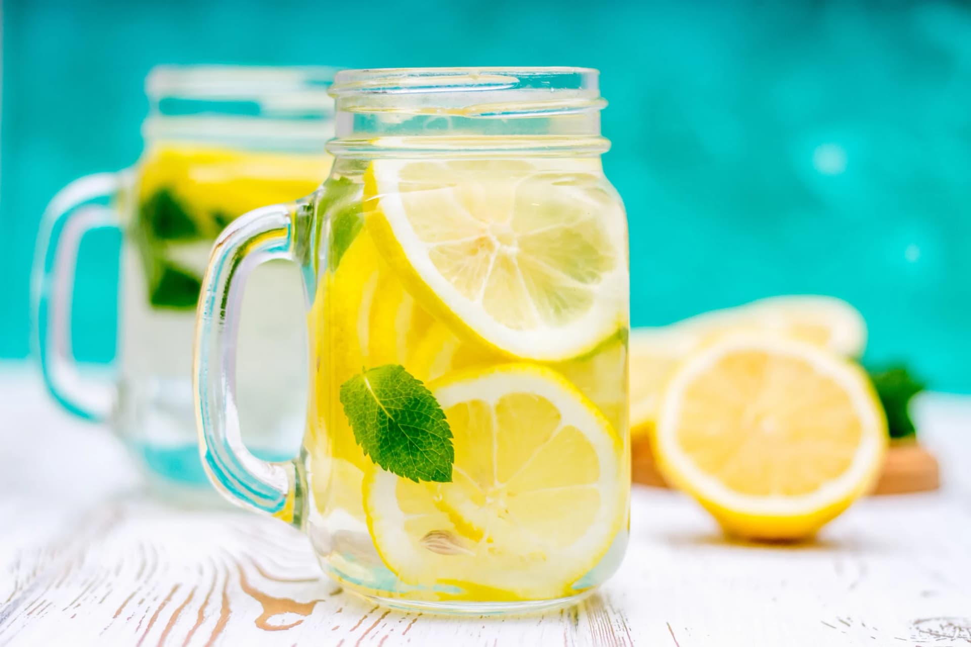 Çfarë i ndodhë trupit kur pini ujë me limon çdo mëngjes