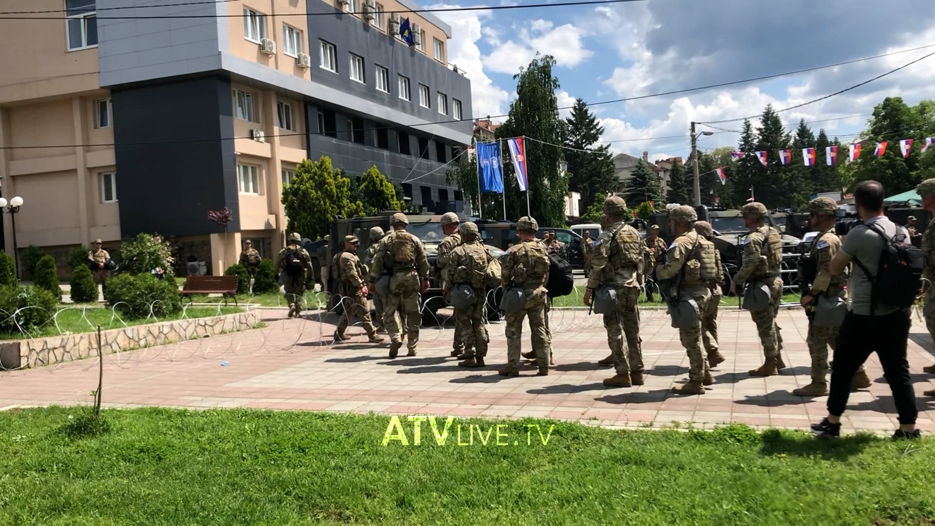 KFOR-i shton prezencën në Leposaviq, ushtarët amerikanë hynë në oborrin e komunës