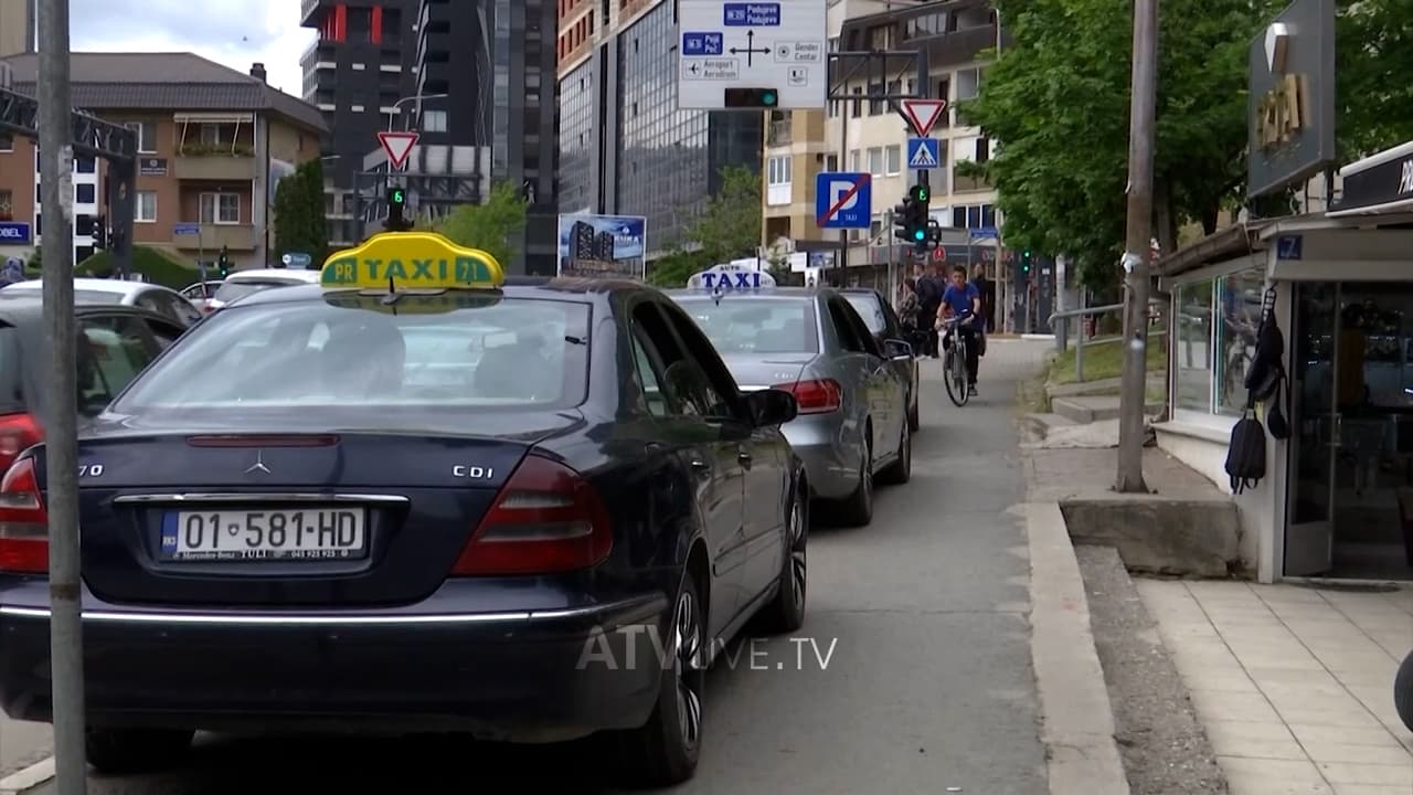 Trotuaret në Prishtinë shërbejnë për parkim të taksive, qytetarët rrezikojnë jetën duke ecur në rrugë