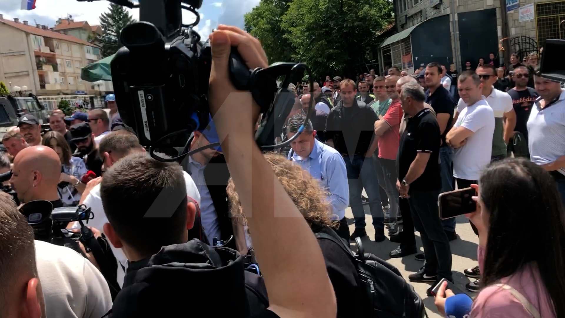 Tensionohet situata në Leposaviq, sulmohen gazetarët