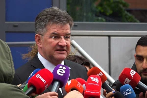 ​Lajçak: Nuk kërkojmë nga kryetarët e rinj të mos pranojnë mandatet