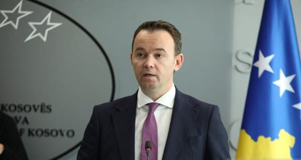 Ministri Peci nënshkroi Udhëzimin Administrativ për kafshët shoqëruese