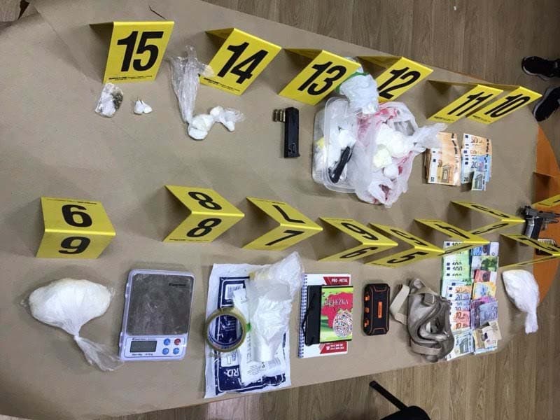 ​Antidroga e Policisë vë në pranga katër persona, sekuestrohet drogë, para dhe armë