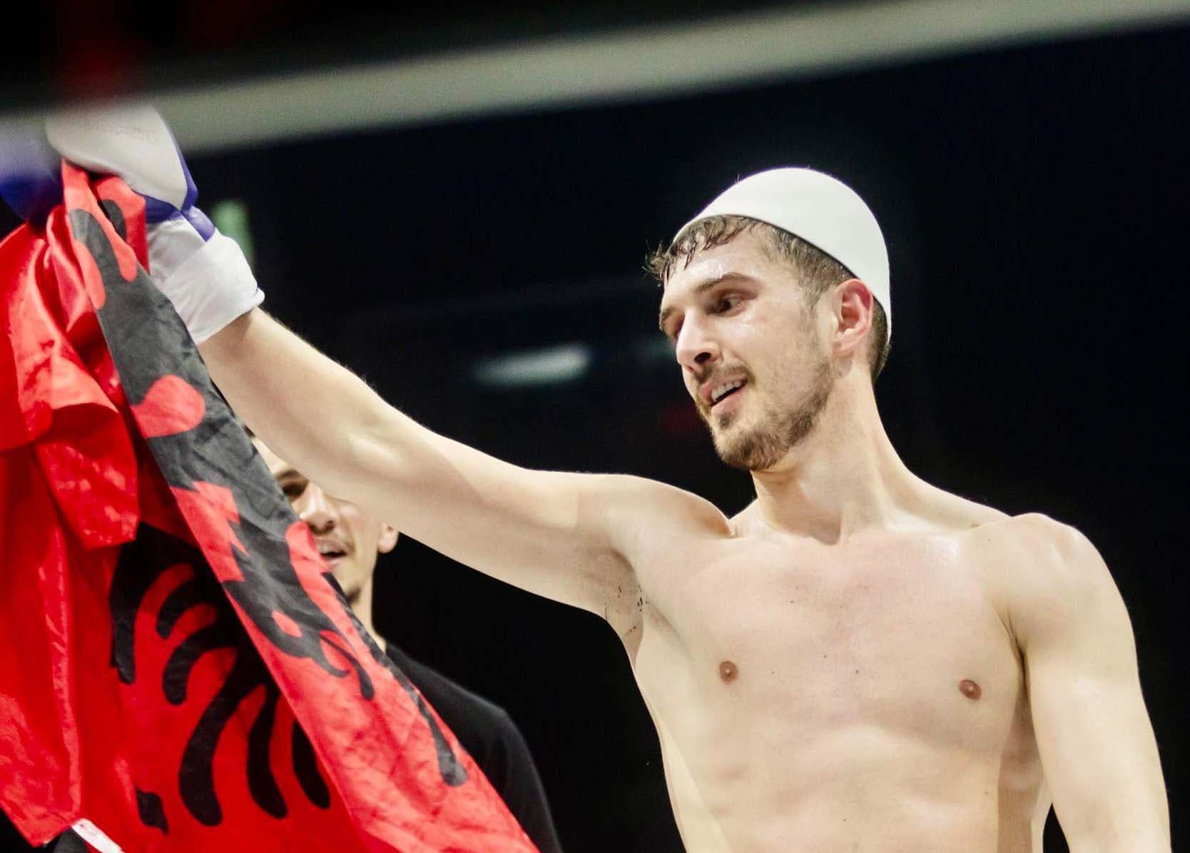 Boksieri shqiptar Valon Ahmeti premton fitore në meçin e radhës më 27 maj