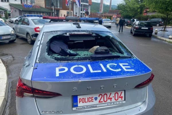 Thyhen xhamat e veturës së Policisë në Zveçan