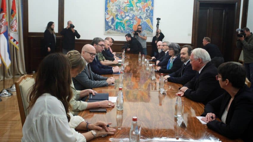 Vuçiq pas takimit me QUINT-in: Tërheqja e kryetarëve dhe policisë në veri kusht për ruajtjen e paqes