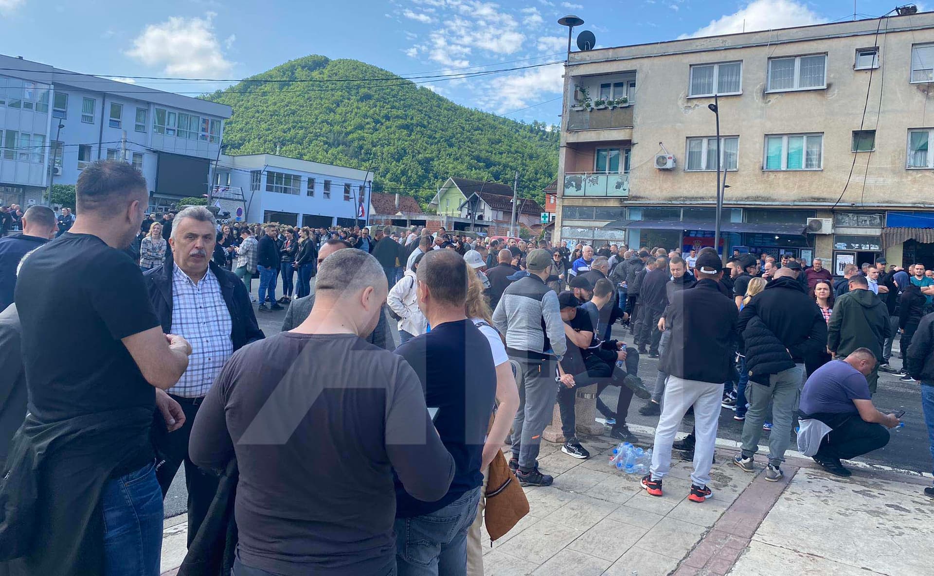 Lëshohet alarmi në Zubin Potok, protestuesit vazhdojnë të qendrojnë para komunës