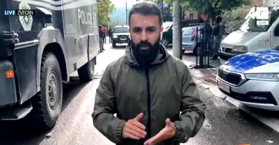 Gazetari i ATV-së jep detajet e fundit pranë objektit të komunës së Zveçanit