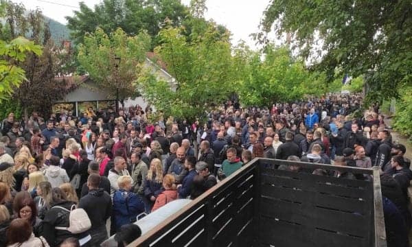 Pjesëmarrje masive e serbëve në Zveçan, KFOR siguron objektin e komunës me tela gjemborë