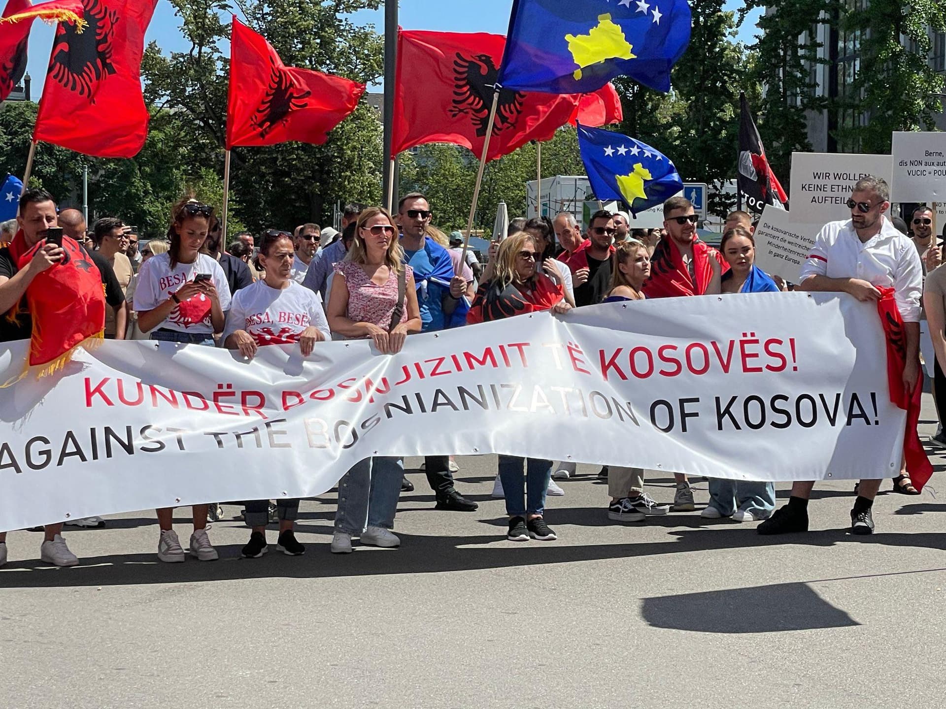 Qindra shqiptarë në Cyrih të Zvicrës sot protestuan në mbrojtje sovranitetit të Republikës se Kosovës
