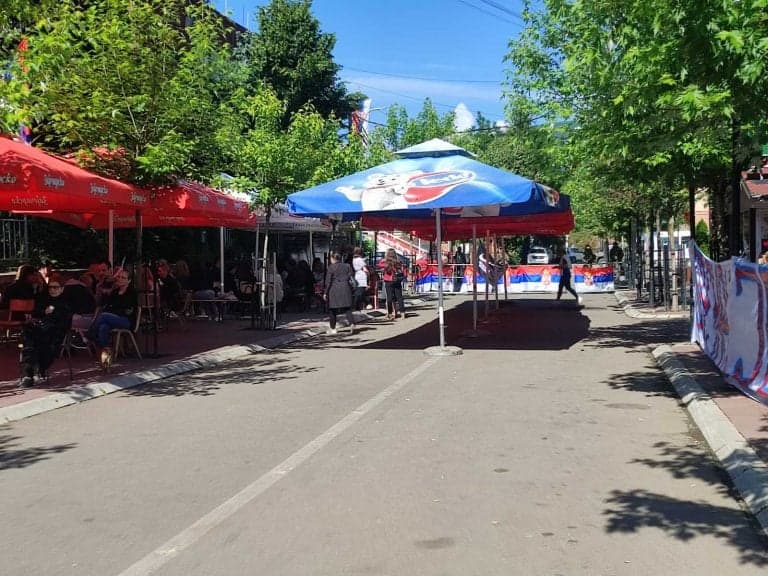 Vendosen disa tenda të reja të protestuesve në Zveçan, serbët mblidhen sërish para komunës