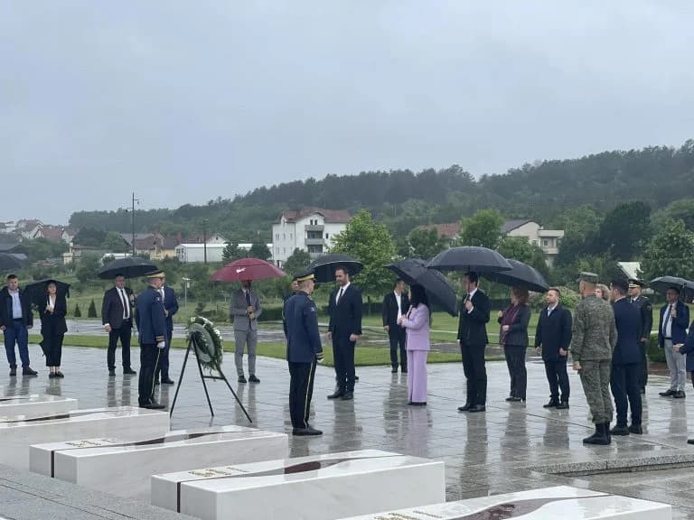 Krerët e shtetit bëjnë homazhe në Prekaz