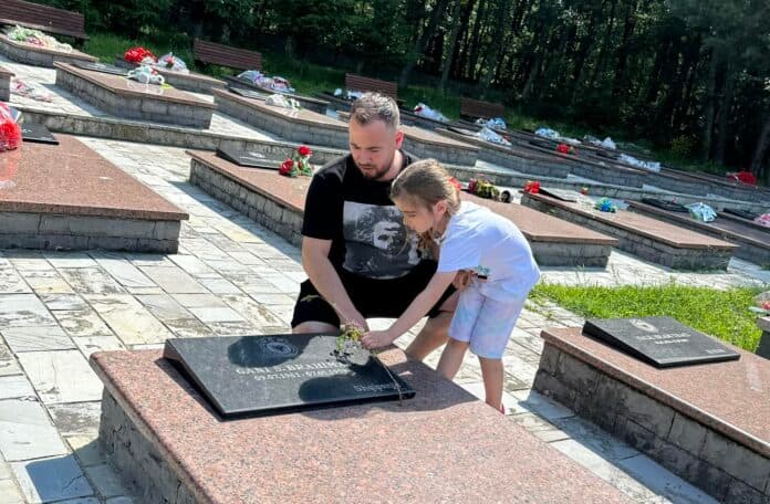 “Do të bëjë krenar gjithë jetën”, Kreshnik Ibrahimi, me vajzën, viziton varrin e babait të tij dëshmor të kombit