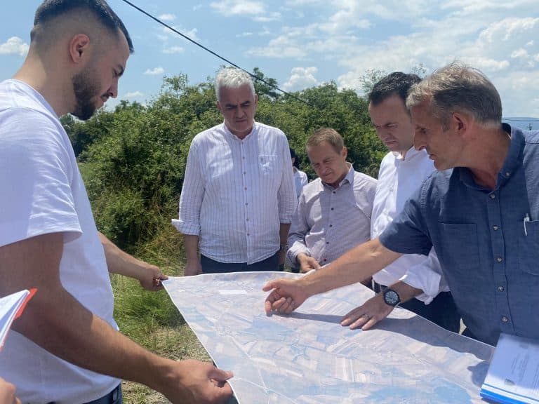 200 hektarë kyçen në sistem të ujitjes, investohen rreth 200 mijë € – Peci e Idrizi inspektojnë nisjen e punimeve për ndërtimin e kanalit