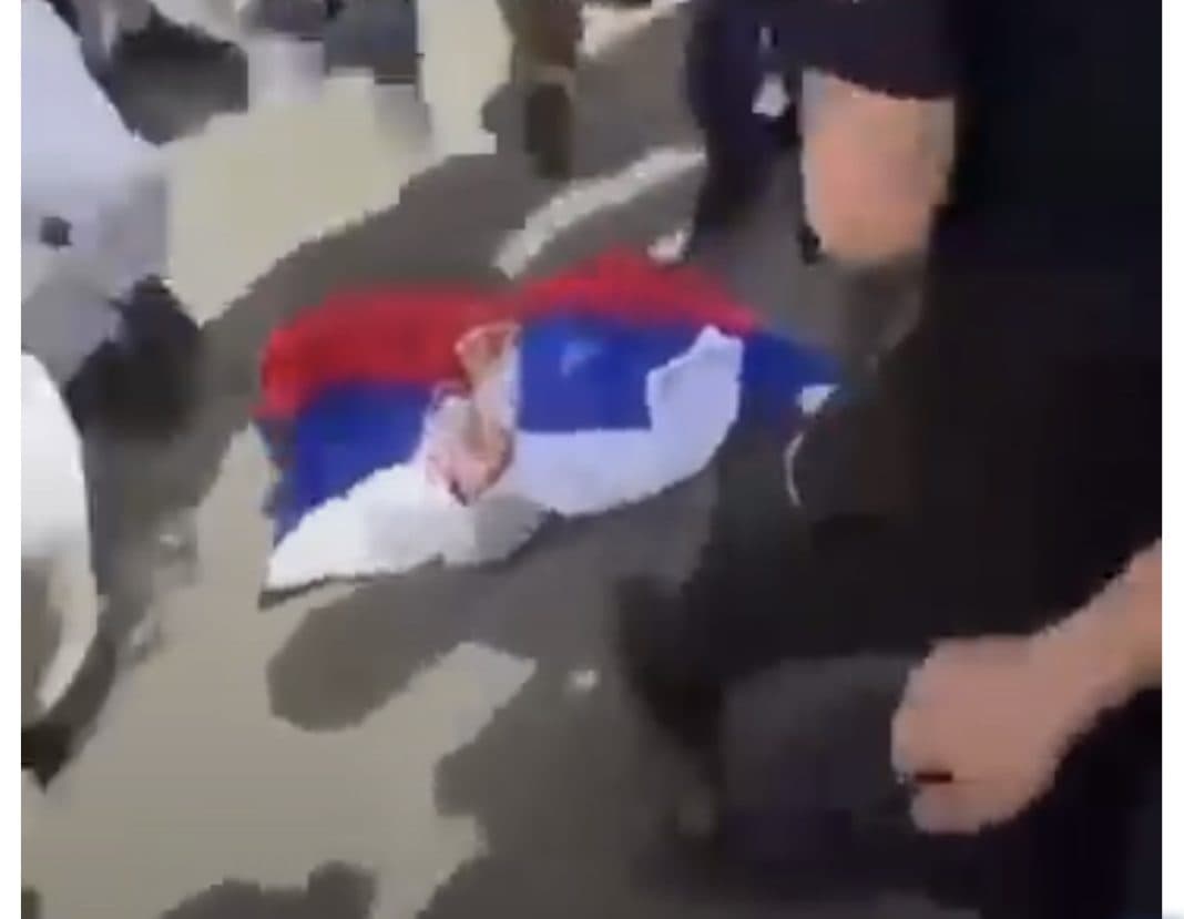 Nxënësit në Gjenevë shkelin flamurin serb si protestë ndaj masakrave në shkollat e Beogradit