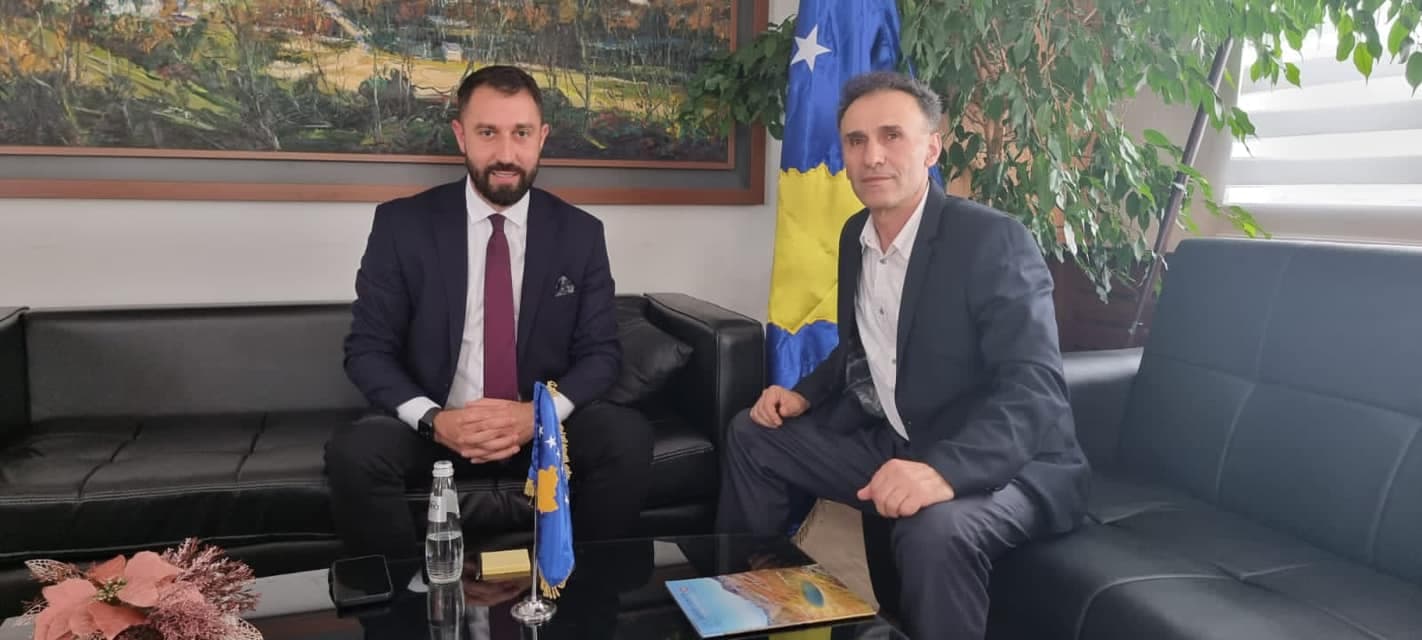 Krasniqi i shkon në zyrë Lulzim Hetemit, zbulon vendimet që ka marrë kreu i Leposaviqit