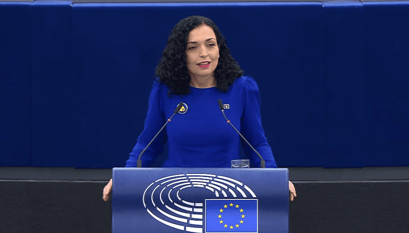 “Liri, pavarësi, demokraci”, Osmani e thotë në tri gjuhë frazën e Rugovës në Parlamentin Evropian