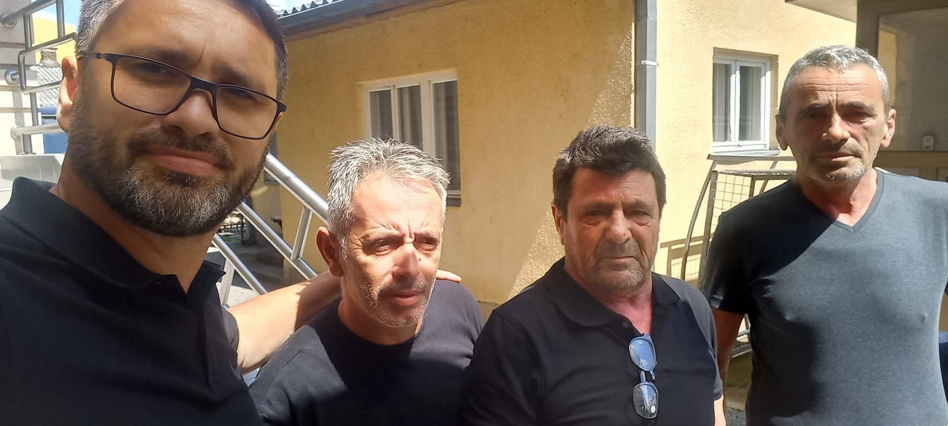 Publikohet fotoja e parë pas lirimit të tre policëve kosovarë