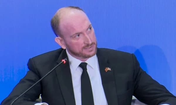 Ambasadori britanik në Tiranë: Kosova të tërheqë policinë dhe të themelojë Asociacionin
