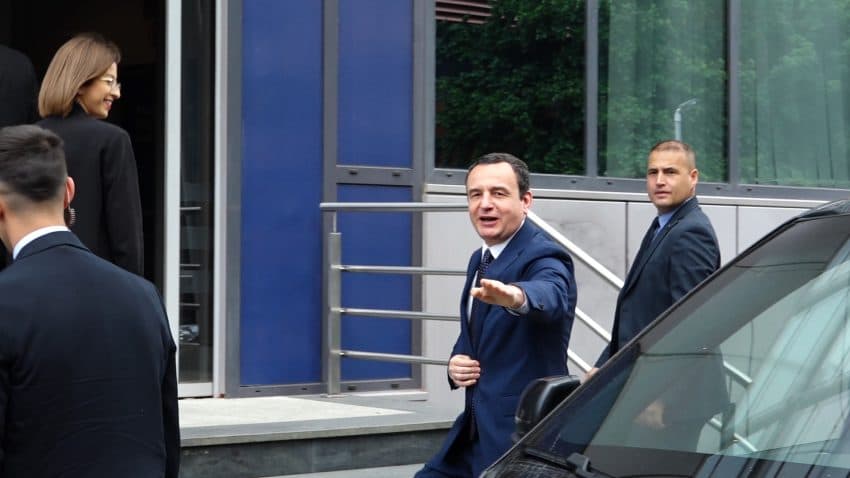 Agjenda e Kurtit për sot, merr pjesë në vendosjen e gur themelit të shtëpisë së një familje gorane