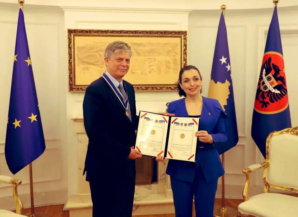 Presidentja dekoron me Medaljen Presidenciale për Sundimin e Ligjit shefin e EULEX-it