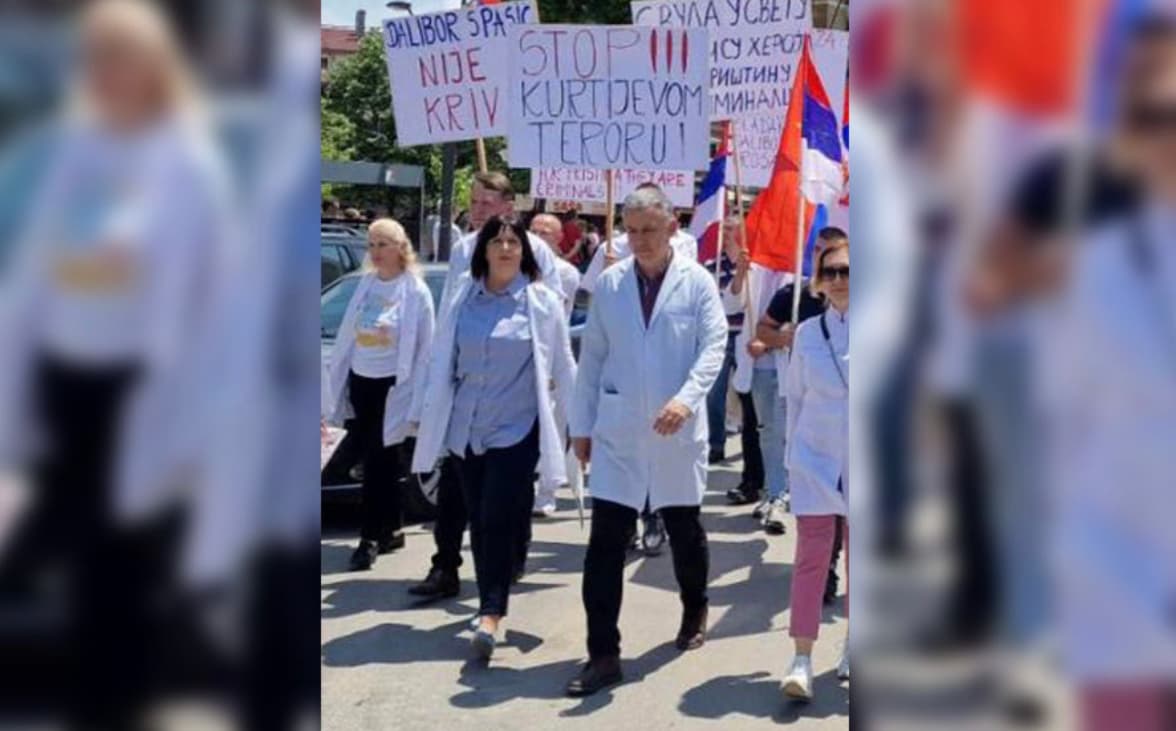 Protestojnë serbët në veri kundër arrestimit të Millun Milenkoviq