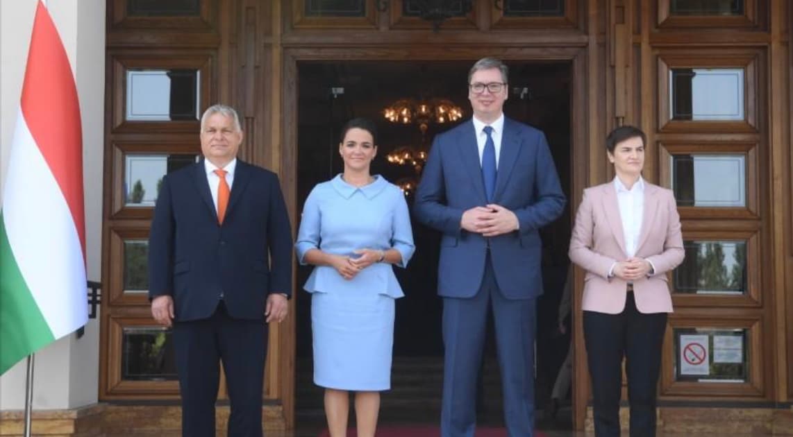 Orban i kërkon Vuçiqit lirimin e tre policëve kosovarë: Armiqtë mezi presin t’ju dëmtojnë