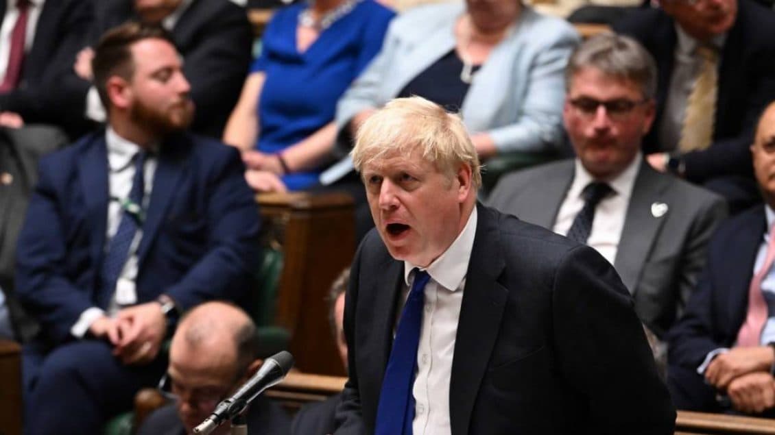 Boris Johnson dorëzon mandatin e deputetit