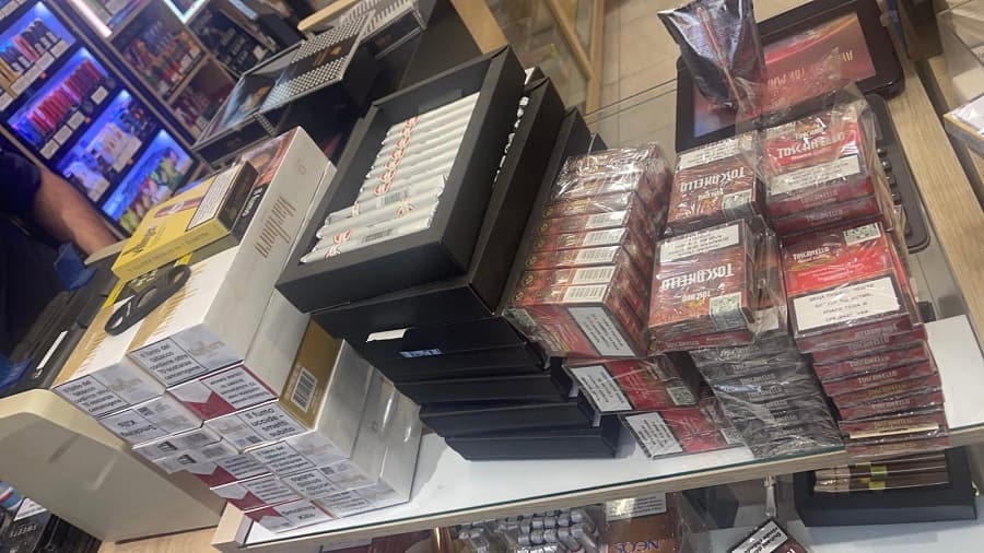 Dogana parandalon tri raste të kontrabandës