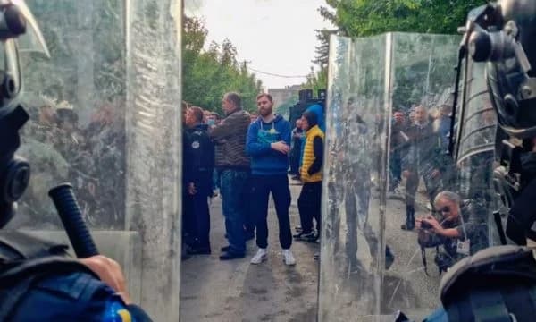 Komandanti i KFOR-it: Në Zveçan ka pasur profesionistë, të cilët me dashje kanë nxitur turmën