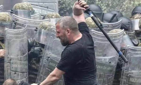 Ambasadori i Kosovës i tregon deputetit gjerman kush është personi që sulmoi KFOR-in në Zveçan