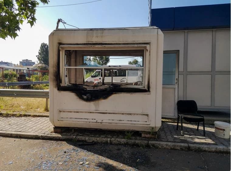 Një mjet shpërthyes është hedhur në drejtim të pjesëtarëve të Policisë së Kosovës në veri, digjet një pikë statike
