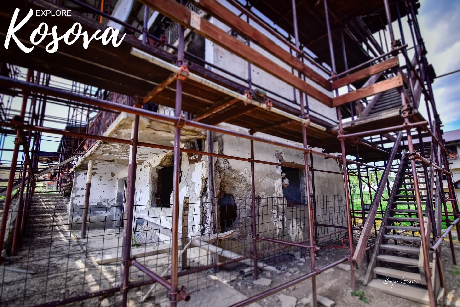 Faqja serbe shpërndanë shtëpinë e familjes Jashari