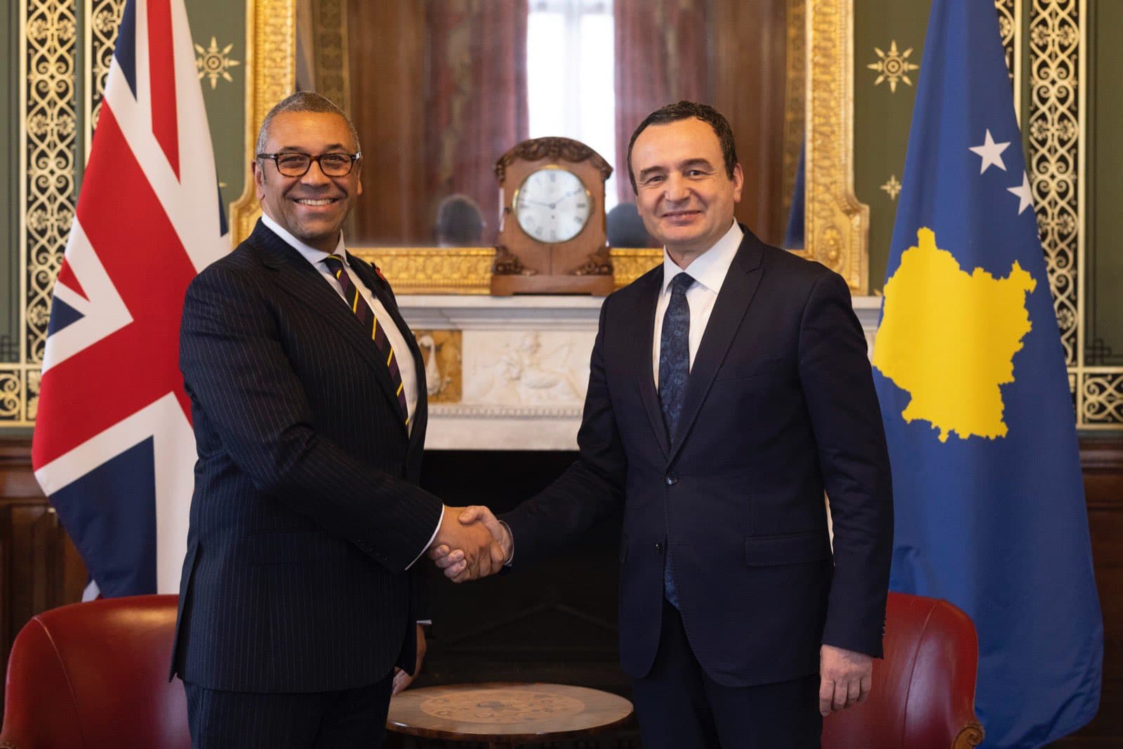 Kurti takohet me sekretarin britanik James Cleverly, diskutojnë për zhvillimet e fundit në Kosovë