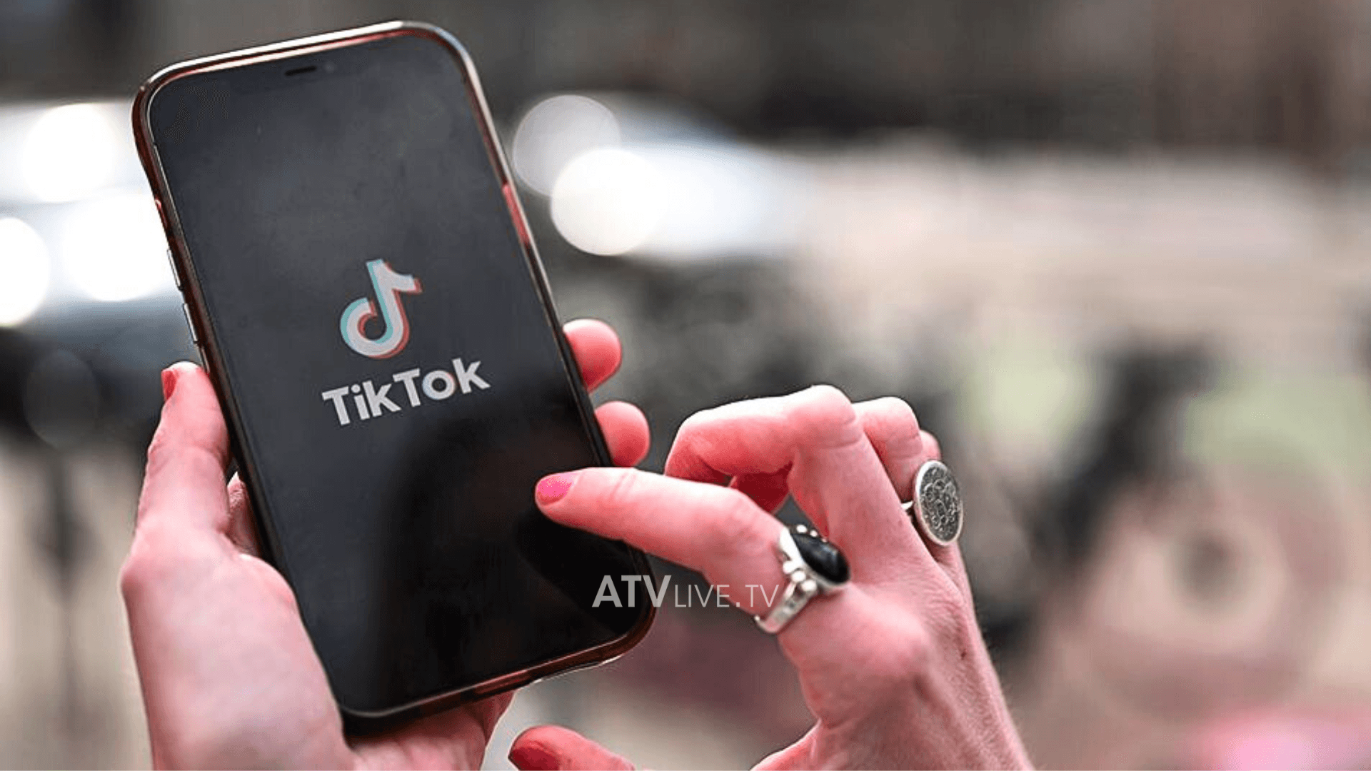 Të rinjtë i besojnë më shumë TikTok-ut sesa mediave