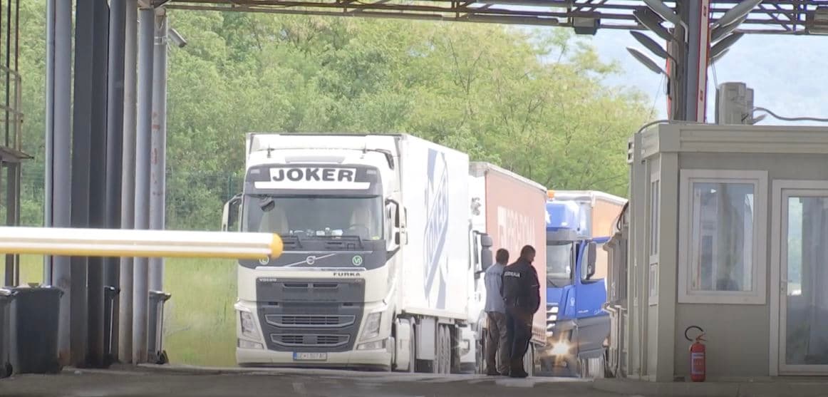 Qeveria ndaloi mallrat serbe, shitësit menjëherë i rritën çmimet