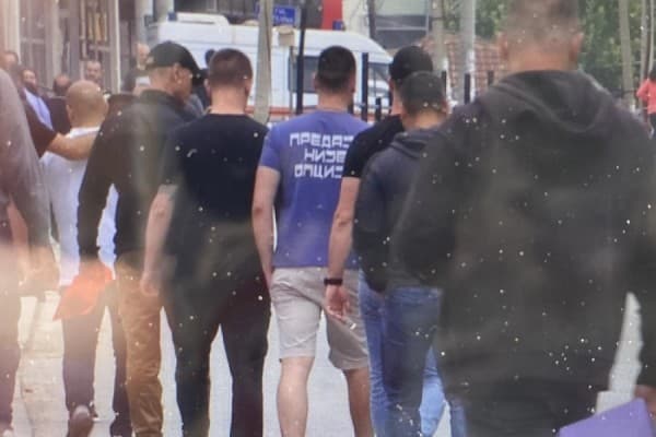 Vuçiq me mesazh përmes djalit në Graçanicë: Dorëzimi s’është opsion
