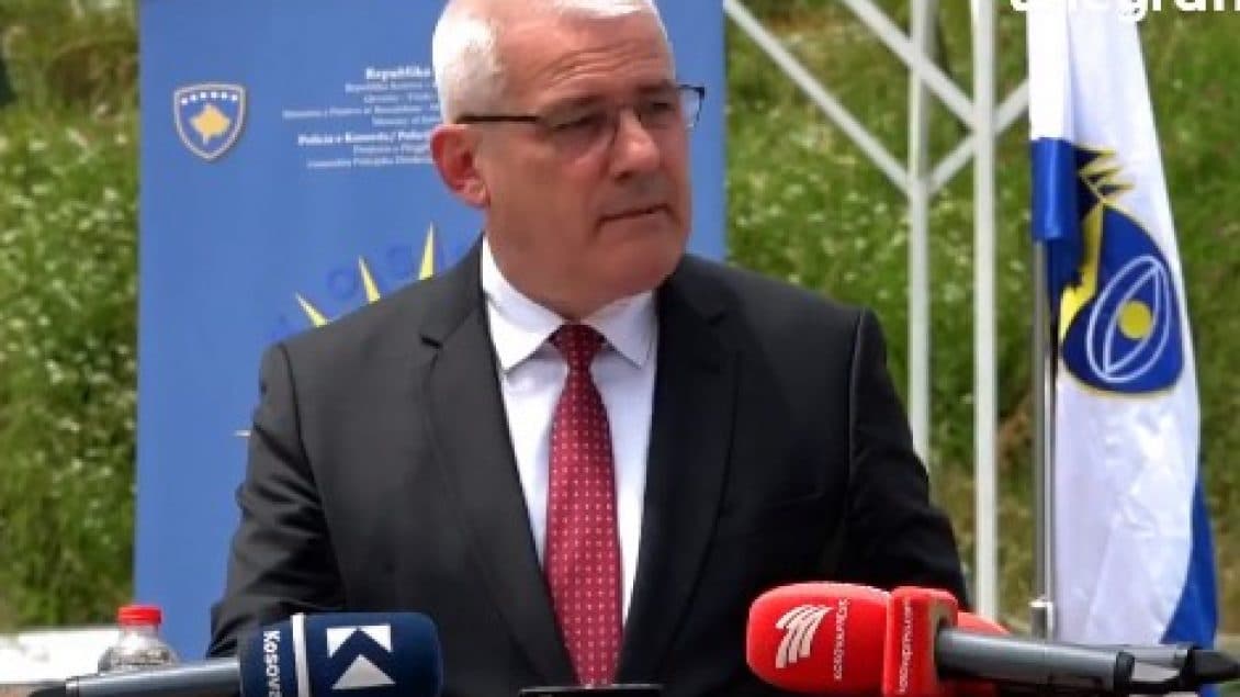 Armë, mjete eksplozive, radio lidhje dhe simbole të njësive ruse – Sveçla jep detaje nga konfiskimi i armatimit në veri